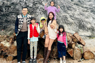 Dũng Cá Xinh cùng vợ và các con tại Đèo Đá Trắng, Hòa Bình