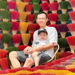 Dũng Cá Xinh và con trai chụp tại làng bán hương Thủy Xuân ở Huế (2022)
