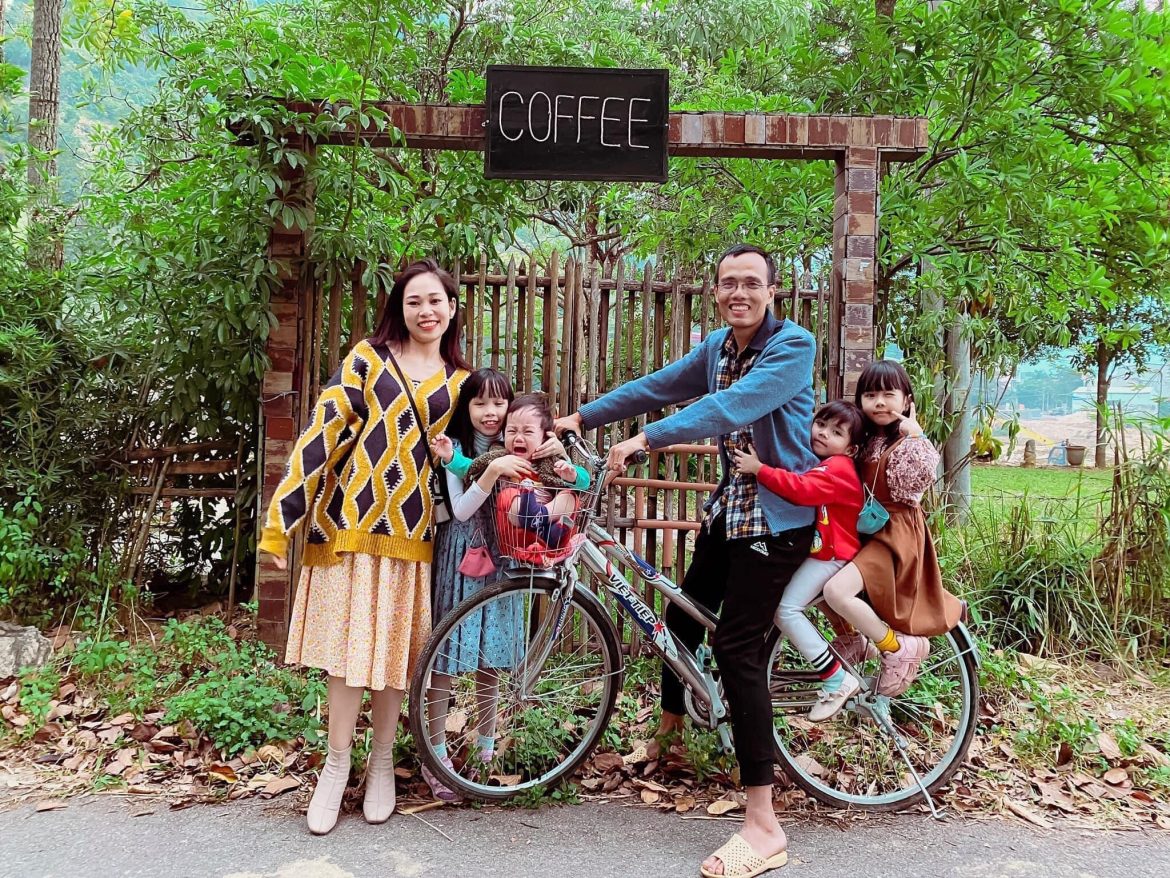 Dũng Cá Xinh cùng vợ và 4 con ở Bản Lác, Mai Châu, Hòa Bình