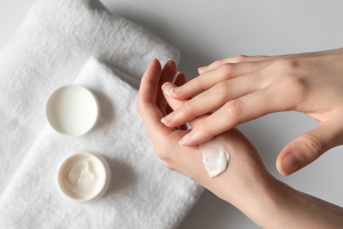 Thoa lotion bằng tay hay bông tẩy trang hiệu quả hơn (2) Thoa lotion bằng tay hay bông tẩy trang hiệu quả hơn (2)