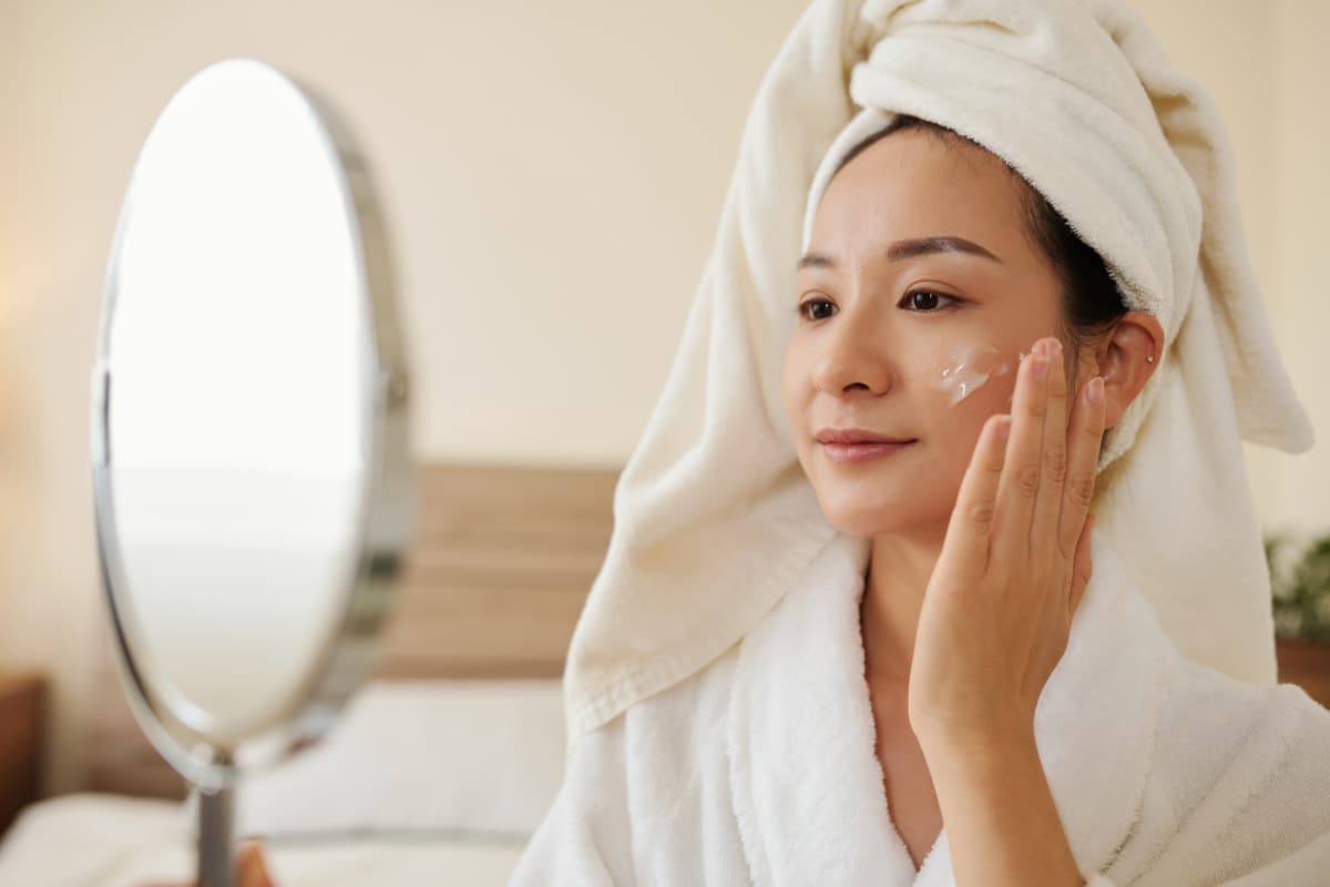 Thoa lotion bằng tay hay bông tẩy trang hiệu quả hơn (3) Thoa lotion bằng tay hay bông tẩy trang hiệu quả hơn (3)