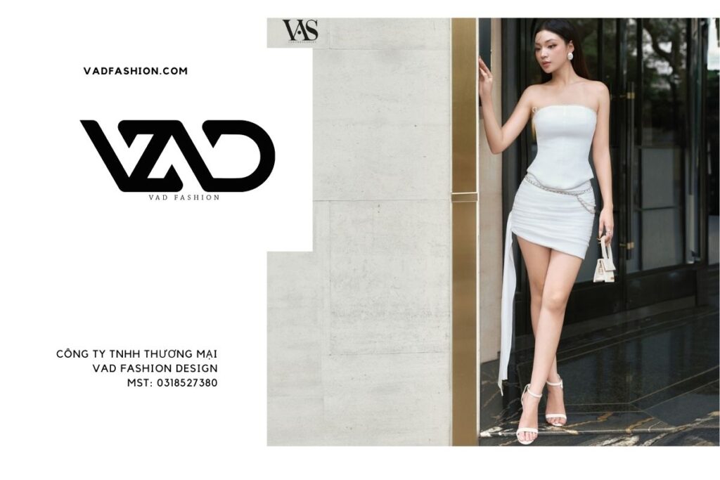 Một số trang phục được mix kèm dây thắt lưng ở eo tạo nên cảm giác eo nhỏ chân dài
