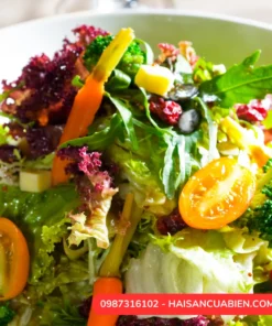 Salad rau thập cẩm là một loại salad được làm từ sự kết hợp của nhiều loại rau cải và hoa quả khác nhau