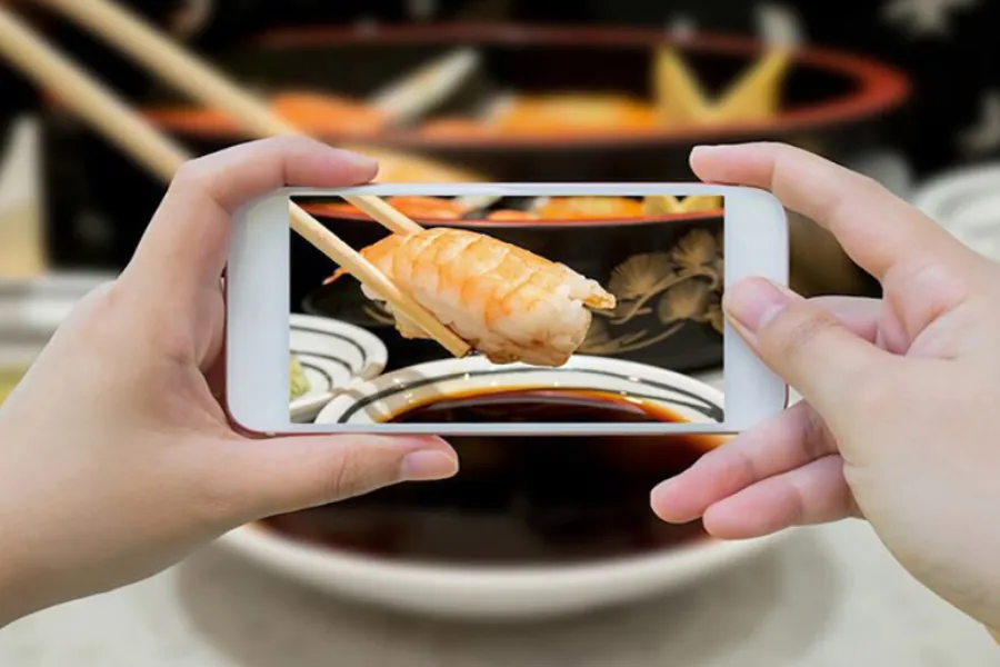 Hạn chế chụp ảnh đồ ăn quá lâu