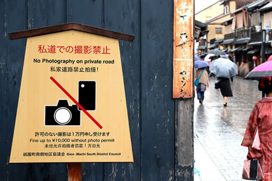 Chú ý bảng cấm chụp ảnh