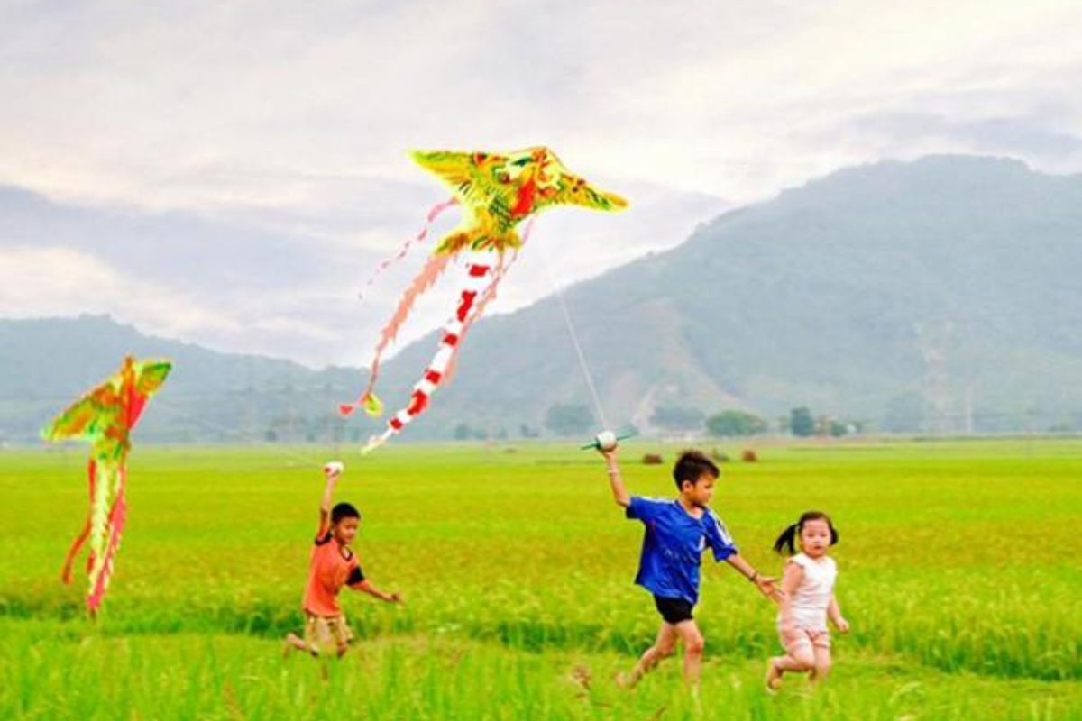 Kỷ niệm về những lần chơi thả diều trên cánh đồng