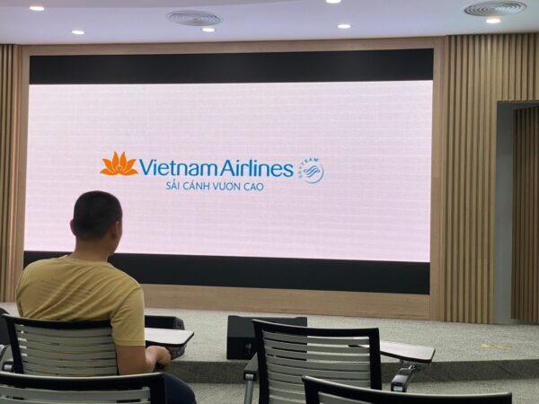 Hoàng Long LED lắp đặt màn hình LED Hàn Quốc cho Việt Nam Airline