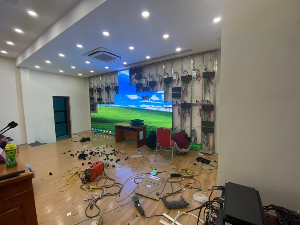 Hoàng Long LED lắp đặt màn hình LED P2.5 Trường Cao Đẳng Cơ Điện