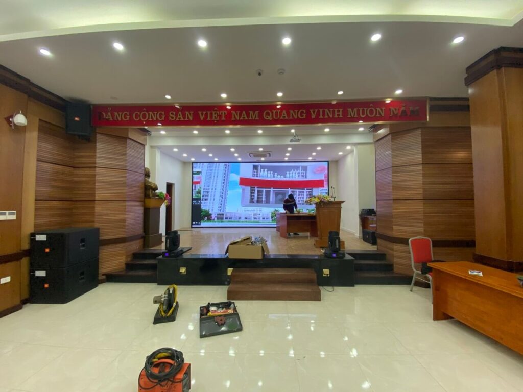 Hoàng Long LED lắp đặt màn hình LED P2.5 Trường Cao Đẳng Cơ Điện