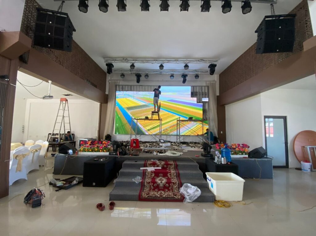 Bước 3: Hoàn thiện và ốp alu trang trí (30m2 P3 tại trung tâm tổ chức tiệc cưới Nam Cường Tỉnh Hưng yên)