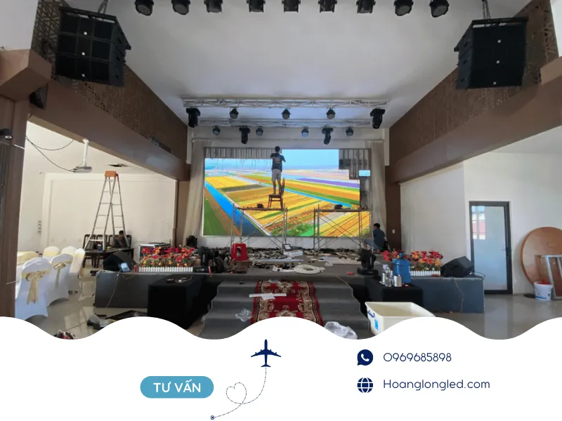 Ánh sáng và màu sắc từ màn hình LED tạo nên không gian đám cưới rạng ngời.  Ánh sáng và màu sắc từ màn hình LED tạo nên không gian đám cưới rạng ngời.