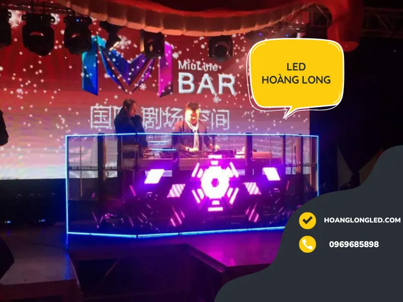 màn hình led trong suốt quán bar