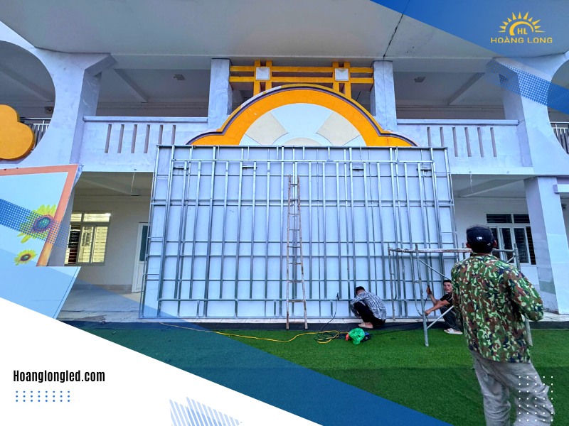 Hoàng Long LED Thi Công 33m² Màn Hình LED Qiangli Q4 Ngoài Trời (Outdoor Qiangli Q4 LED Display) Tại Trường Mầm Non Đông Anh