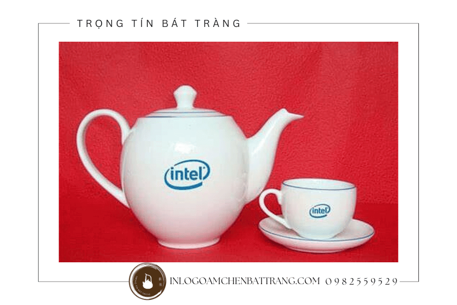 Lý do khiến ấm chén Bát Tràng in logo được lựa chọn làm quà tặng.