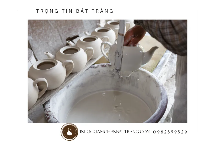 Lựa chọn địa chỉ in logo ấm chén uy tín