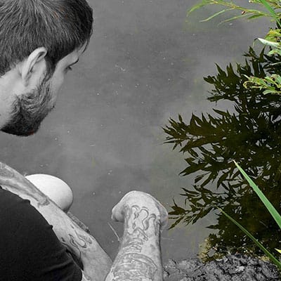 Cách Trở Thành “người Bạn” Thân Thiết Của Cá Koi – Mẹo Cho Cá Koi ăn Bằng Tay While feeding, slowly get closer and closer to the water each day – backing away if the fish are nervous.