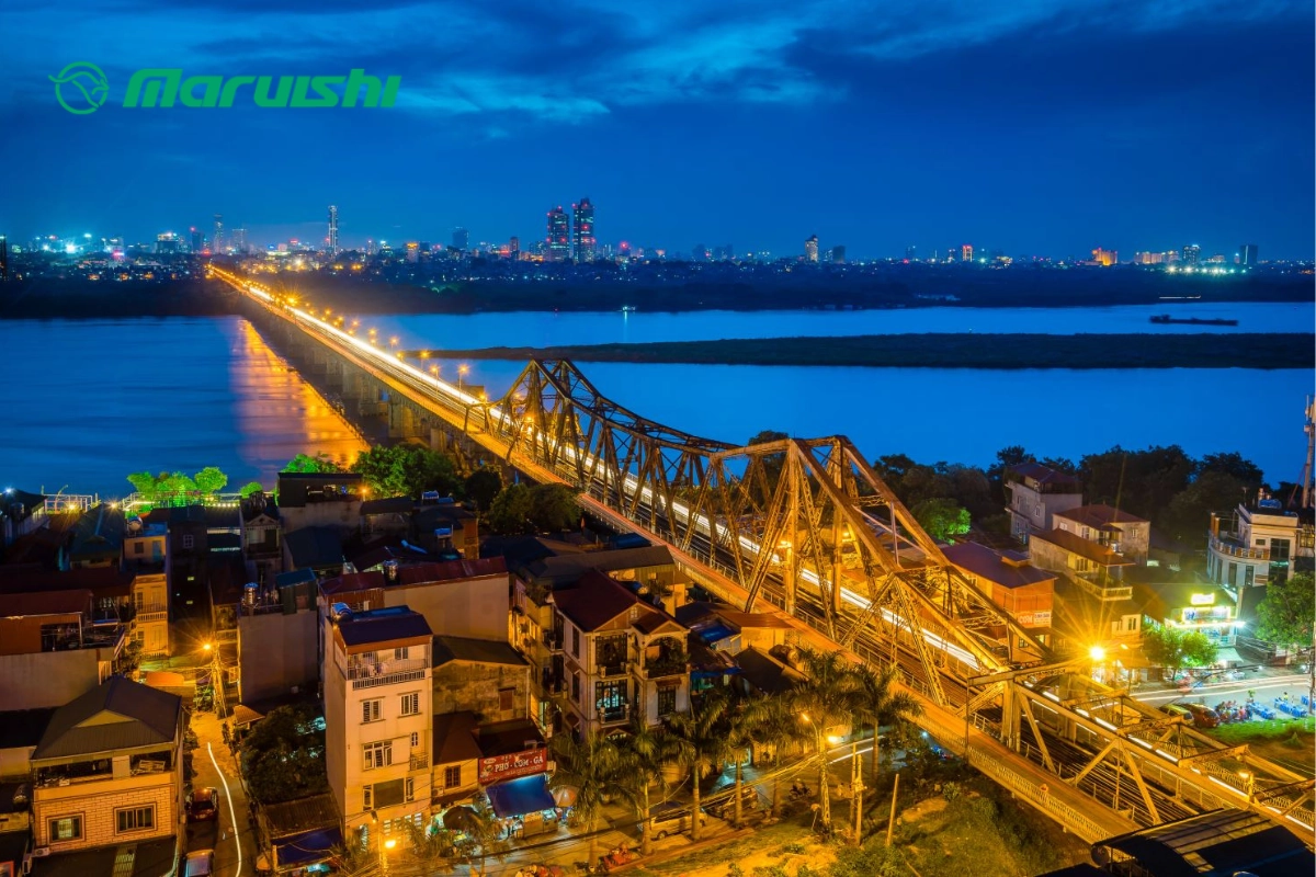 Cầu Long Biên là một công trình thế kỉ, đạp xe ở đó sẽ đem lại cho bạn cảm giác lịch sử mà khó nơi nào đem lại.