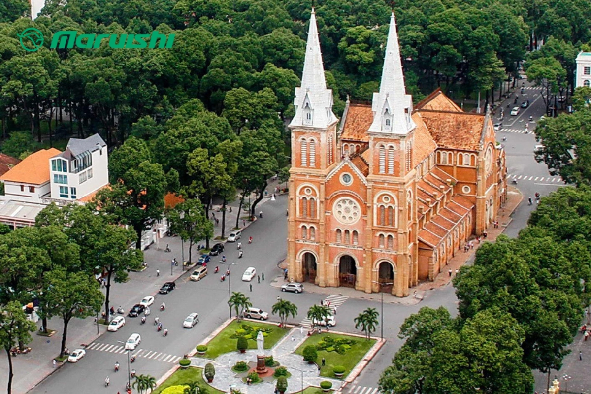 Là một trong những địa điểm tham quan cực kỳ nổi tiếng ở thành phố Hồ Chí Minh, Nhà thờ Đức Bà có khung cảnh vô cùng đẹp mắt, thơ mộng