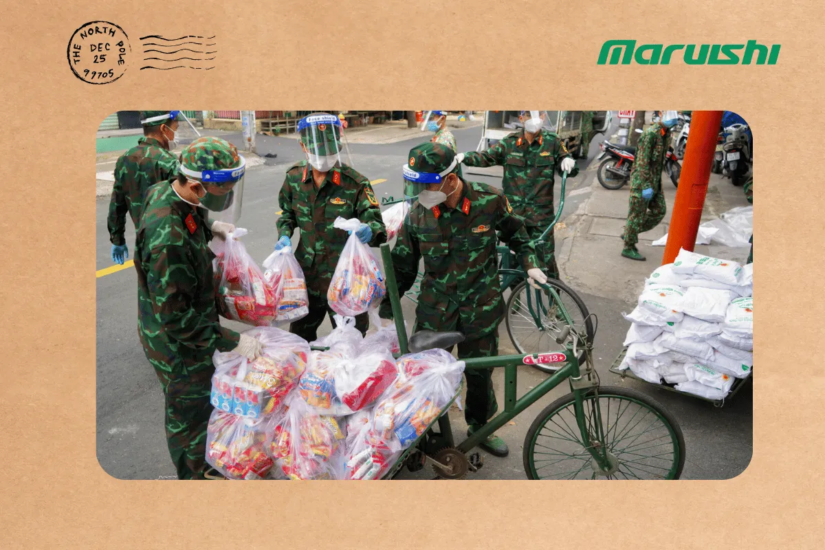 Hình ảnh Sư đoàn 5 áp dụng sức chở của xe thồ để vận chuyển lương thực cho người dân. 