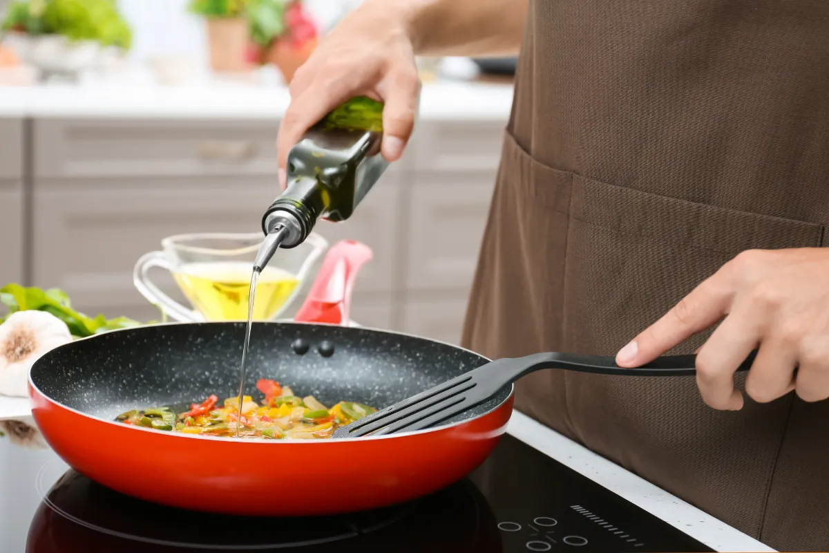 Kiểm tra bộ lọc và bảo trì máy hút mùi sau những "mùa cao điểm" trong bếp
