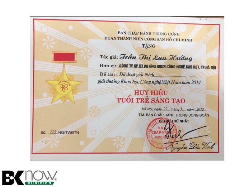 Tổng giám đốc Trần Thị Lan Hường được ban chấp hành Trung Ương Đoàn Thanh Niên Cộng Sản Hồ Chí Minh tặng huy hiệu tuổi trẻ sáng tạo năm 2015