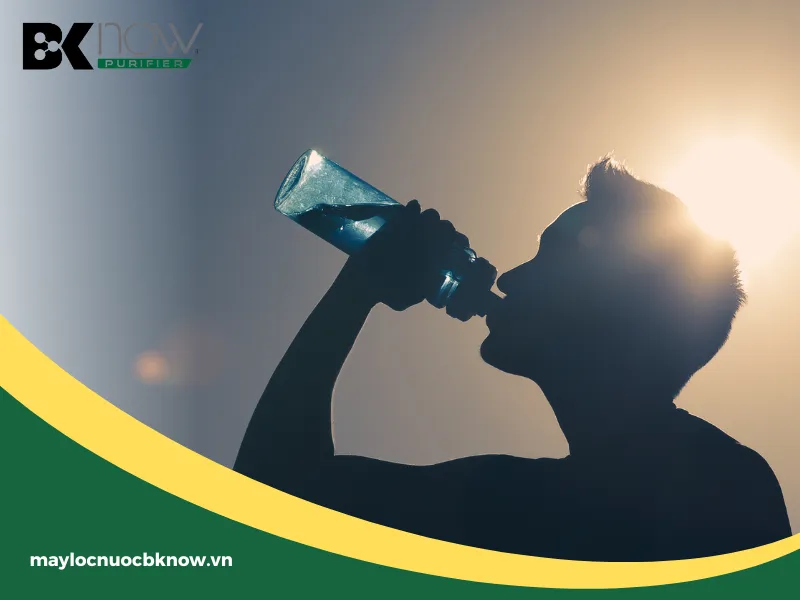 Uống nước không chỉ giữ cho cơ thể bạn mát mẻ mà còn giúp bảo vệ sức khỏe toàn diện.