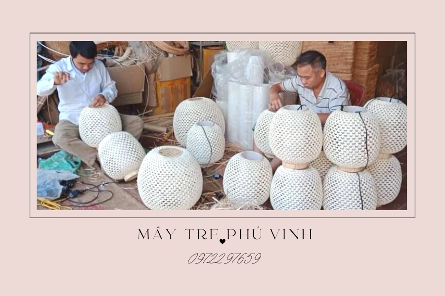 Các nghệ nhân đang thao tác làm sản phẩm