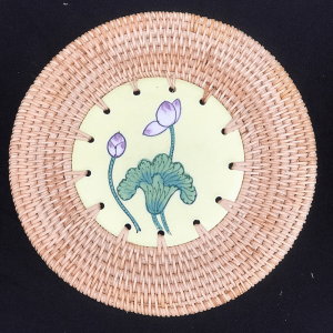 Mây Tre Đan Phú Vinh - Mẫu 44 - Đĩa sứ hoa sen - Kích thước D18