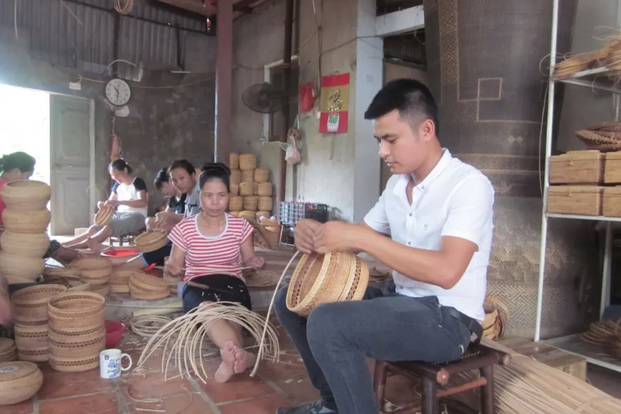 Làng mây tre đan Phú Vinh, tọa lạc tại Gò Đậu, xã Phú Nghĩa, huyện Chương Mỹ, Hà Nội