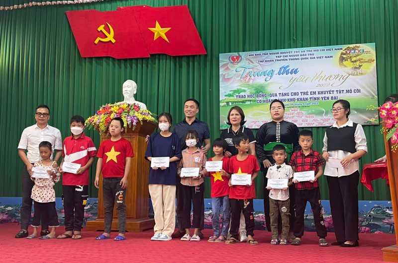 Mela tiếp tục đến với các bé có hoàn cảnh khó khăn tại huyện Yên Bình