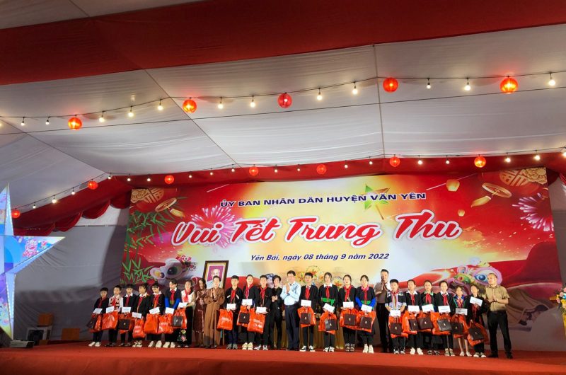 Mela tại điểm trao quà đầu tiên - Các em học sinh trường Dân tộc nội trú huyện Văn Yên