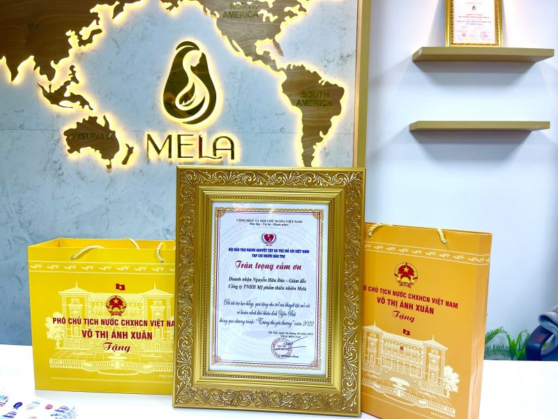 Món quà ý nghĩa Mela nhận được từ phó chủ tịch nước Võ Thị Ánh Xuân