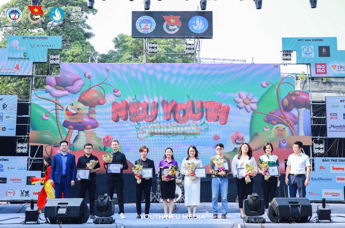 CEO Công ty TNHH Mỹ phẩm thiên nhiên Mela Nguyễn Hữu Đức vinh dự lên nhận bằng khen, hoa từ Ban tổ chức chương trình