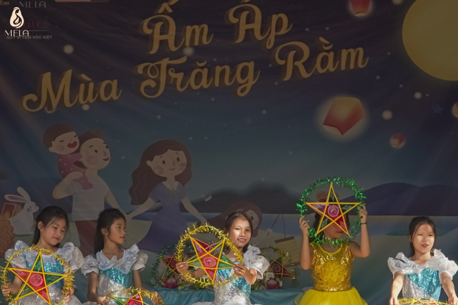 Mela mang trung thu đến với các em trường PTDT Bán trú Tiểu học Hồng Ngài - Sơn La 