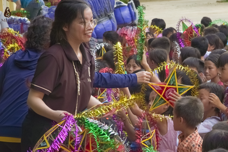 Mela mang trung thu đến với các em trường PTDT Bán trú Tiểu học Hồng Ngài - Sơn La 
