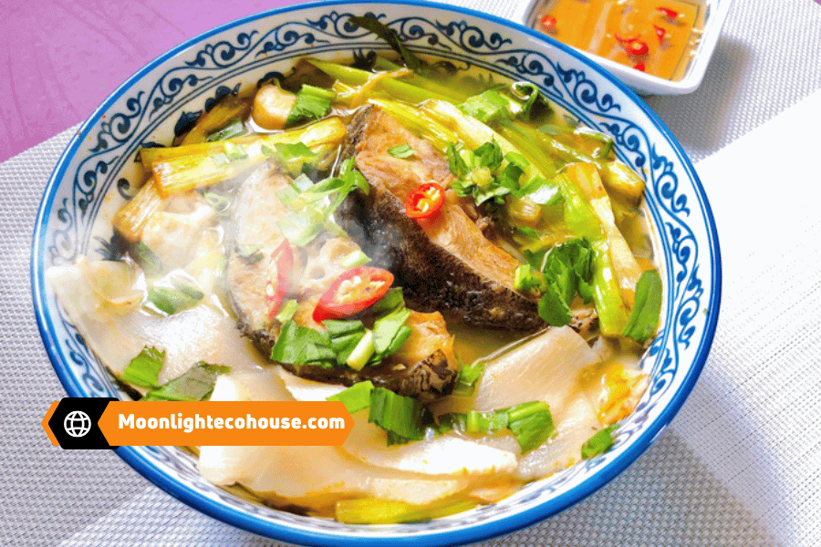 Hãy để hương vị chua ngọt của măng chua, cà pháo và rau thơm làm say đắm bạn với món Cá om măng chua Bản Lác. Hãy để hương vị chua ngọt của măng chua, cà pháo và rau thơm làm say đắm bạn với món Cá om măng chua Bản Lác.