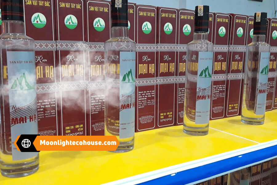Rượu Mai Hạ Mai Châu - hương vị nồng nàn, là món quà quý giành cho khách thăm quan. Rượu Mai Hạ Mai Châu - hương vị nồng nàn, là món quà quý giành cho khách thăm quan.