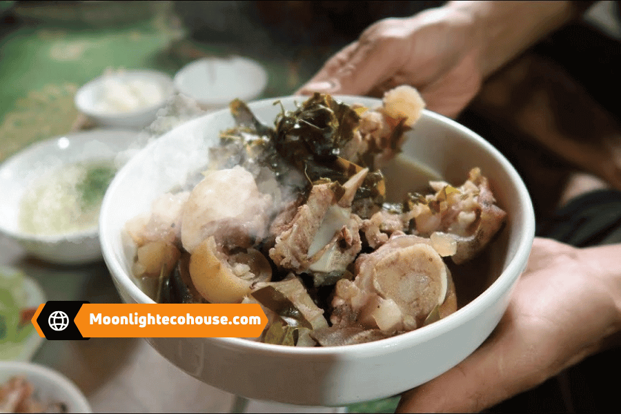 Mê hoặc vị giác với món thịt trâu nấu lá lồm của Bản Lác Mai Châu. Mê hoặc vị giác với món thịt trâu nấu lá lồm của Bản Lác Mai Châu.