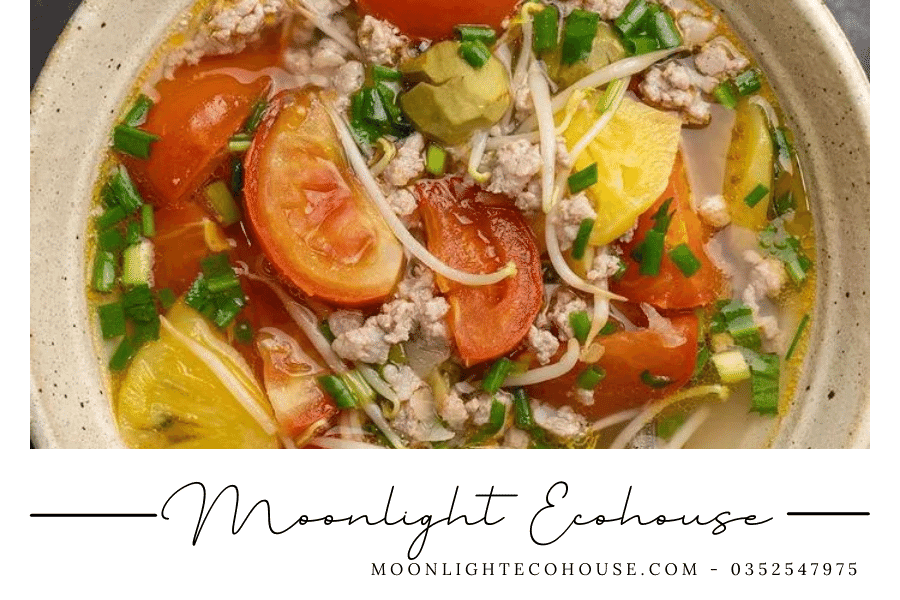 Món canh chua thịt Bản Lác - sự kết hợp tuyệt vời giữa thịt, rau, và quả chua của vùng đất Mai Châu.
