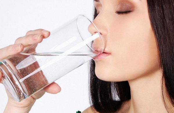 Uống nhiều nước giúp cơ thể tăng cường trao đổi chất và kích thích bài tiết nước dư thừa