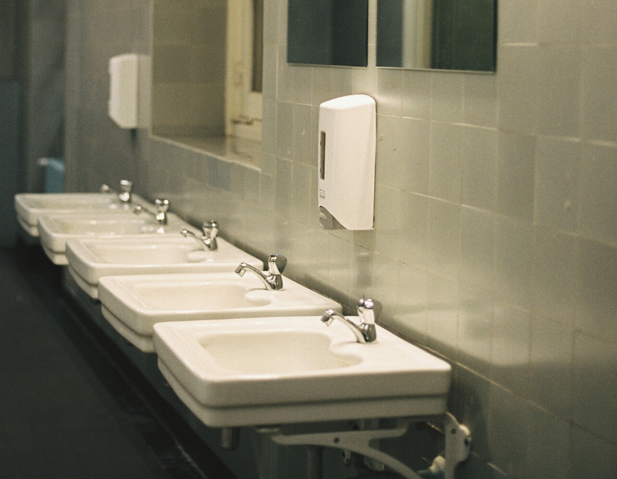 Thay cốc nguyệt san trong nhà vệ sinh công cộng - không khó như bạn nghĩ!