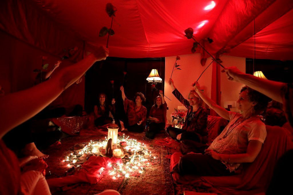 Red Tents & Moon Lodges (Lều Đỏ & Nhà nghỉ Mặt Trăng) 01
