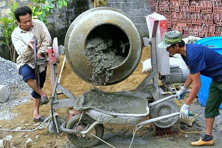 nen-chon-be-tong-tuoi-hay-bo-tong-tron-tay-tu-tron