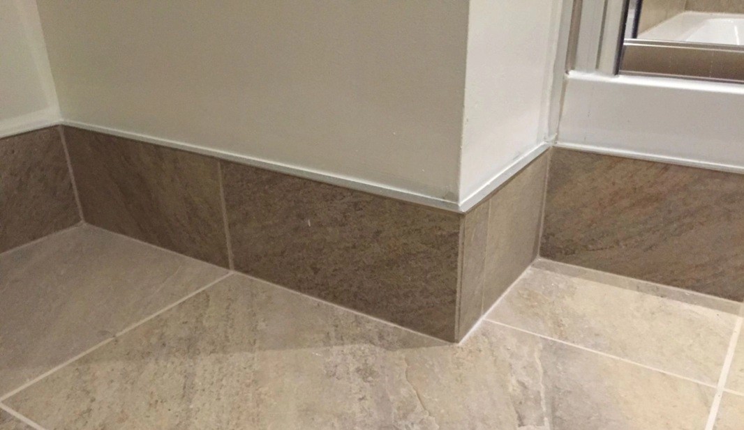 nen-hay-khong-can-op-gach-chan-tuong-op-gach-chan-tuong-nao