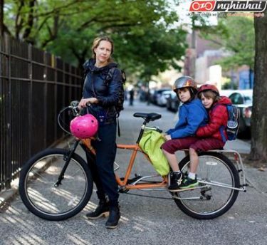 Cho trẻ cùng đạp xe với bạn bằng yên sau hoặc xe kéo 1
