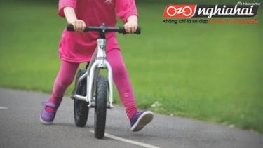 Làm thế nào để dạy một đứa trẻ đi xe đạp bằng cách sử dụng một chiếc xe đạp cân bằng 2