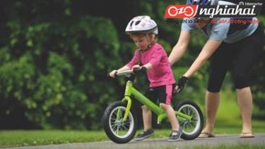 Làm thế nào để dạy một đứa trẻ đi xe đạp bằng cách sử dụng một chiếc xe đạp cân bằng 4