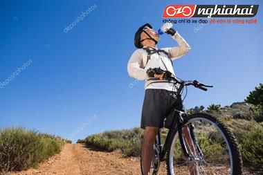 Bạn có "uống" nước khi đạp xe ngoài trời không?