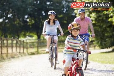 Chọn một chiếc xe đạp phù hợp với trẻ, dạy cho trẻ làm chủ các kỹ năng, và bắt đầu một chuyến đi xe đạp của gia đình! 2
