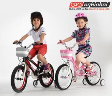 Trẻ em bao nhiêu tuổi có thể đi xe đạp có bánh phụ trợ 2
